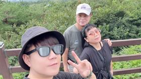 李岳日前帶爸媽到濟洲島自由行。（圖／李岳提供）