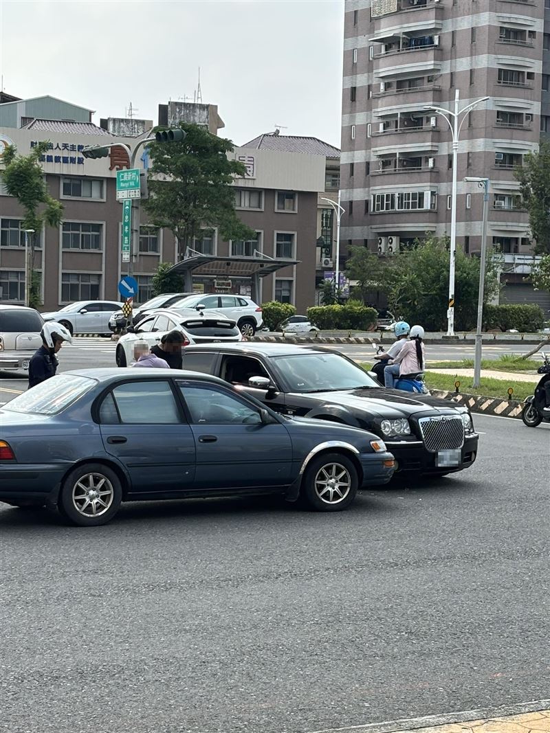嘉義市忠孝路發生車禍，黑色轎車車款意外掀起熱議。（圖／翻攝嘉義綠豆大小事臉書）