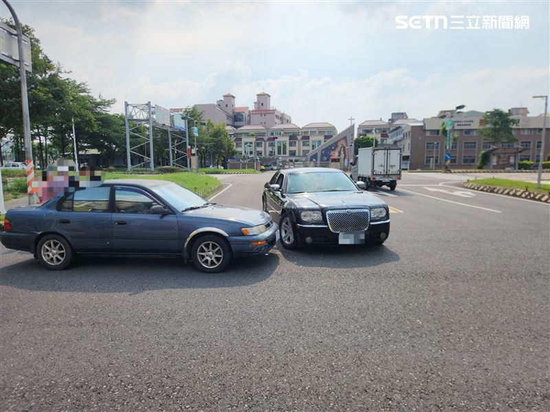 嘉義市忠孝路發生車禍，黑色轎車車款意外掀起熱議。（圖／翻攝畫面）