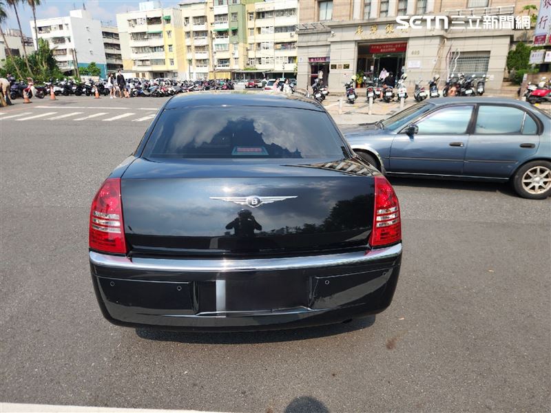 嘉義市忠孝路發生車禍，黑色轎車車款意外掀起熱議。（圖／翻攝畫面）
