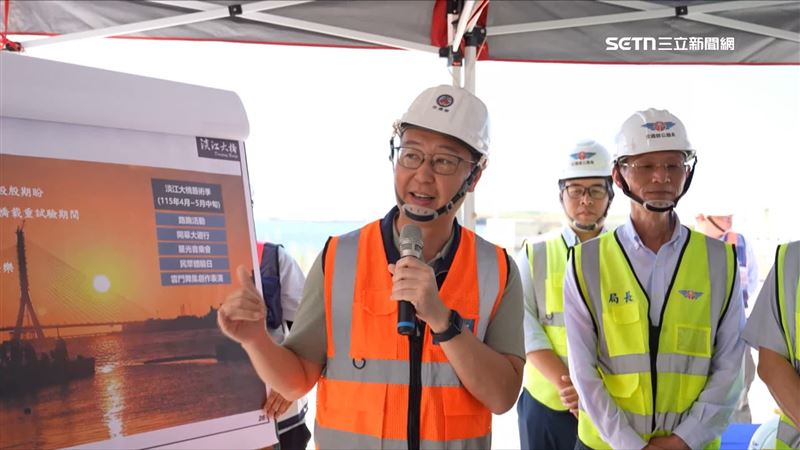陳世凱第五度來到淡江大橋視察，鼓勵前線工作人員