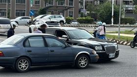 嘉義市忠孝路發生車禍，黑色轎車車款意外掀起熱議。（圖／翻攝嘉義綠豆大小事臉書）