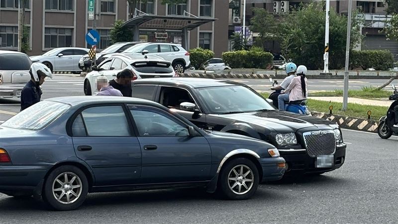 吃力了⋯國產車阿北撞賓利？網看車款吵翻