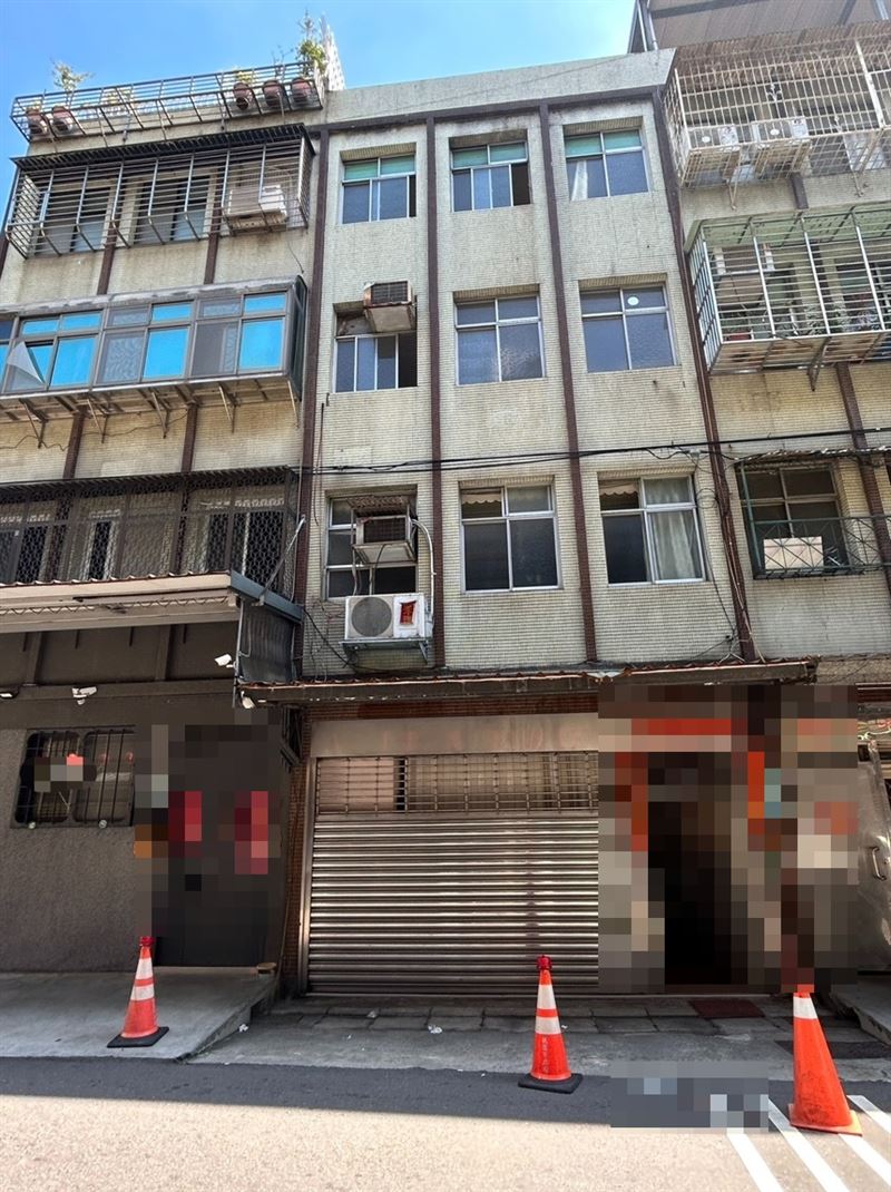 吳男疑似修理電線不慎從4樓墜落。（圖／翻攝畫面）