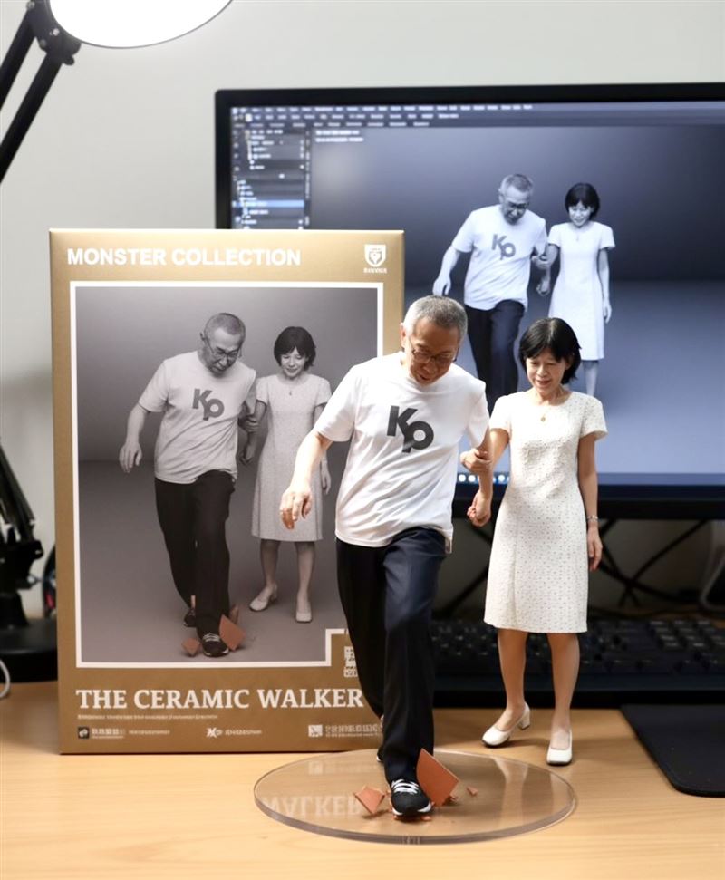 陳佩琪說，自己發現柯文哲的臀部有兩個對稱傷口，她也PO出夫妻倆合照做成的AI圖。（圖／翻攝自陳佩琪臉書）
