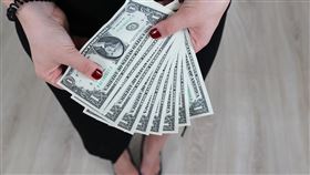 受惠於通膨改善與Fed政策轉向，過去兩年整體信用利差呈現收斂走勢，金融債表現優於整體債市。對於一般投資人而言，直投債門檻較高且流動性較低，建議可透過ETF佈局多檔優質金融債。（示意圖／PIXABAY）  