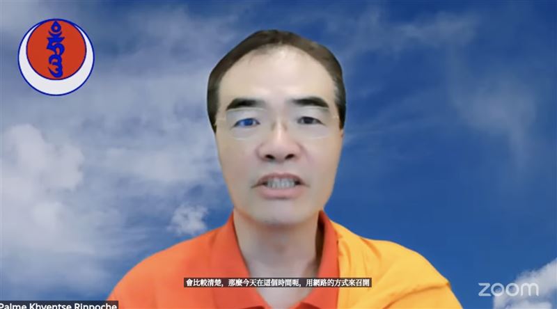 巴麥欽哲仁波切親上火線說明。（圖／翻攝欽哲光明壇城Khyentse Enlightenment Mandala YT）