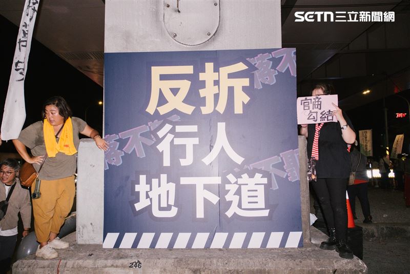 反公館圓環拆除抗議，群眾將大面標語貼在基隆路高架橋橋墩上。（圖／記者楊士誼攝影）