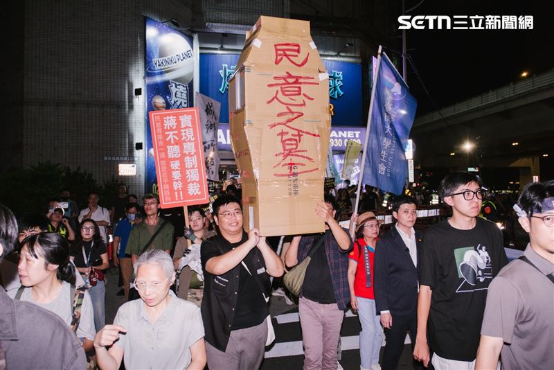 反公館圓環拆除抗議，民團、抗議群眾與苗博雅繞行公館圓環「走讀」。（圖／記者楊士誼攝影）