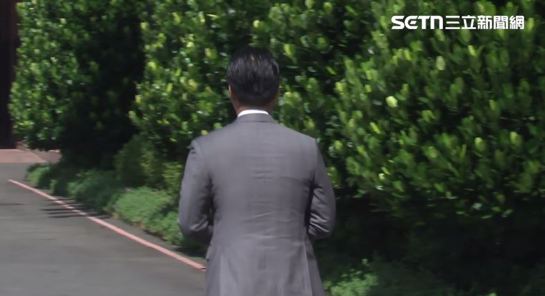 蔣萬安被追問為何強拆公館圓環，一言不發的離去。（圖／翻攝畫面）