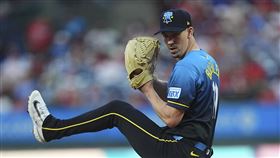 布勒（Walker Buehler）轉戰費城人首場先發拿下勝投。（圖／美聯社／達志影像）