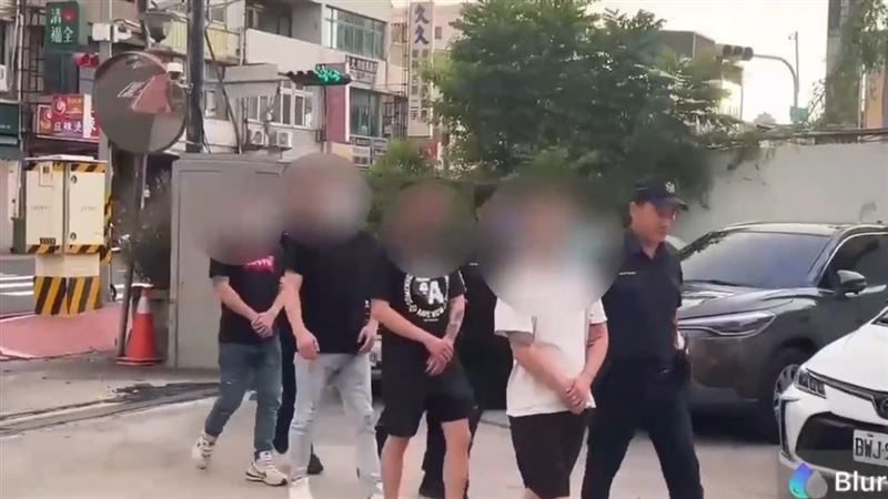 苗栗警局旁發生街頭鬥毆，男子因中古車買賣糾紛遭打趴。（圖／翻攝畫面）