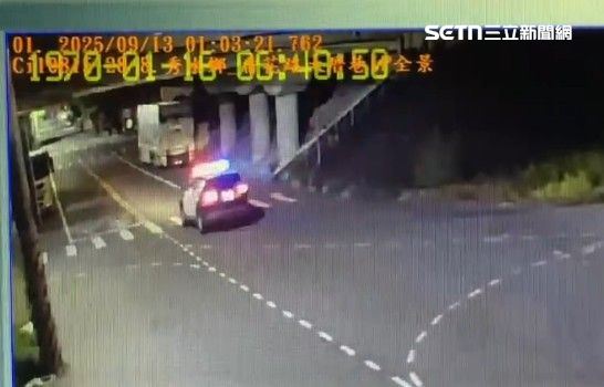 事發前鹿港警分局的巡邏車經過國道下方涵洞，3秒後發生爆炸。（圖／翻攝畫面）