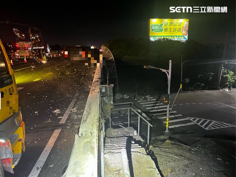 聯結車駕駛疑因恍神自撞護欄翻覆，油箱噴落下方車道爆炸起火。（圖／翻攝畫面）
