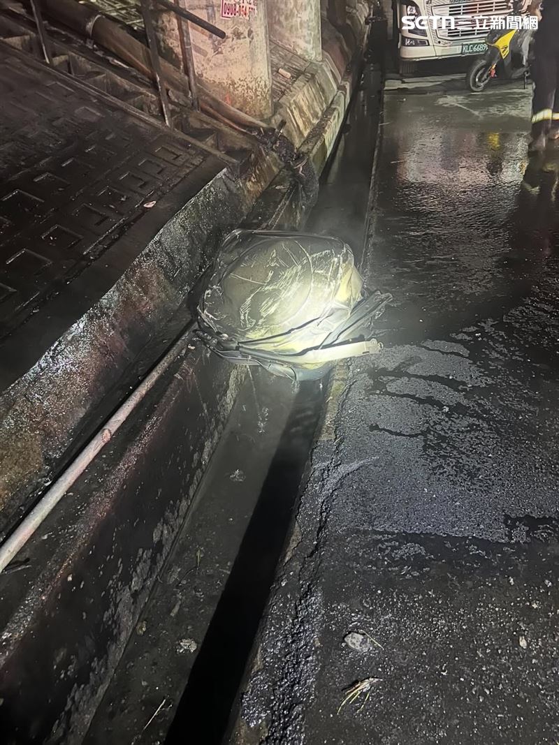 聯結車駕駛疑因恍神自撞護欄翻覆，油箱噴落下方車道爆炸起火。（圖／翻攝畫面）