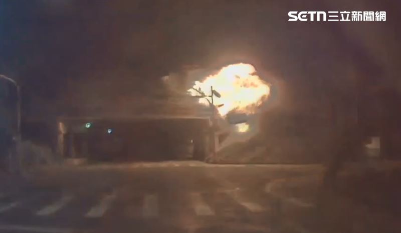國1彰化秀水路段發生聯結車翻覆事故，油箱噴飛爆炸起火，波及下方平面車道。（圖／翻攝畫面）