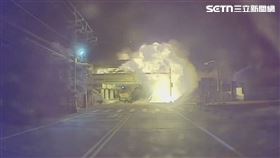 聯結車,翻覆,油箱,爆炸,警車,3秒,命大,彰化,鹿港（圖／翻攝畫面）