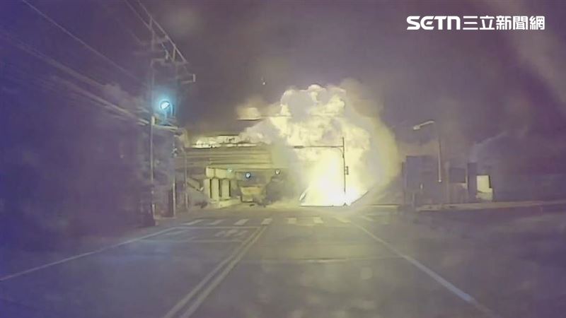 聯結車翻覆炸出火球！警車路過命大躲死劫