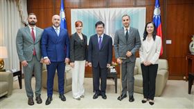 外交部長林佳龍歡迎「蒙特內哥羅」國會跨黨派議員團訪台。（圖）／外交部提供