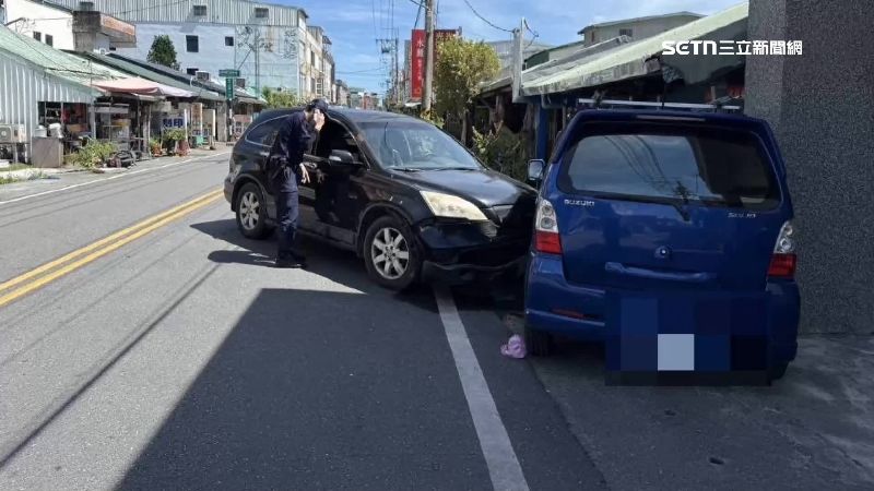7旬翁駕車衝撞民宅！副駕上「滿滿藥袋」