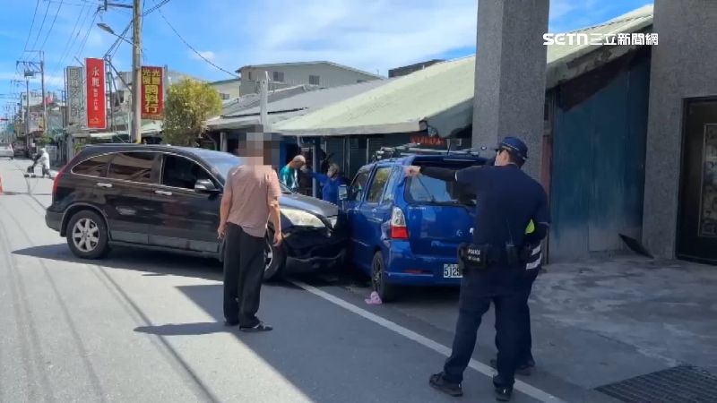 王姓老翁休息後起步就撞倒一台機車，附近民眾幫他把車熄火後老翁又暴衝，撞上民宅的門口柱子