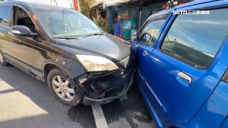 車輛暴衝，接連撞了停在路邊的機車跟轎車