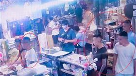 北市景美夜市一家海產店日前遭人恐嚇，4名刺青男上門向店家索討保護費遭拒，耍狠撂話還會再過來。