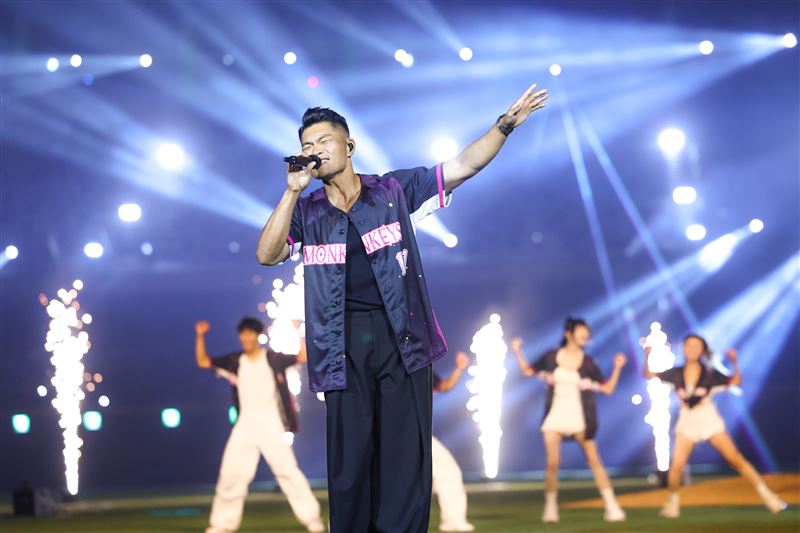 李玖哲首度登上臺北大巨蛋演出。（圖／樂天桃猿提供）