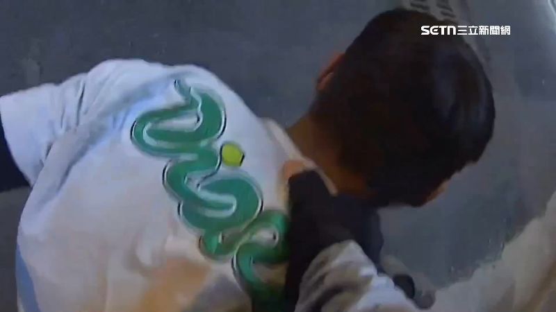 白衣男子不慎跌倒，員警棄車上前壓制