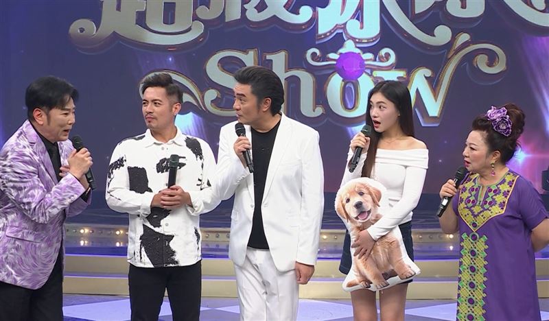 陽帆（左起）、范逸臣、李㼈、李紫嫣、白冰冰一起大合照。（圖／民視提供）