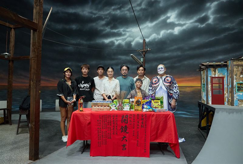 《鯽魚》日前殺青，左起製作人林佳儒、蕭東意、黃迪揚、陳雪甄、導演張哲龍、斯拉、楊大正、吳宗恩。(圖／公視台語台提供)