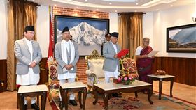 尼泊爾總統鮑德爾宣布，正式任命卡齊擔任代理總理一職。（圖／路透社／達志影像）