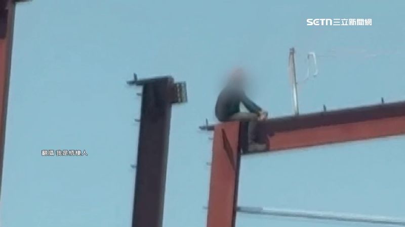 獨／不要命了？2工人爬10米鋼架疑零防護