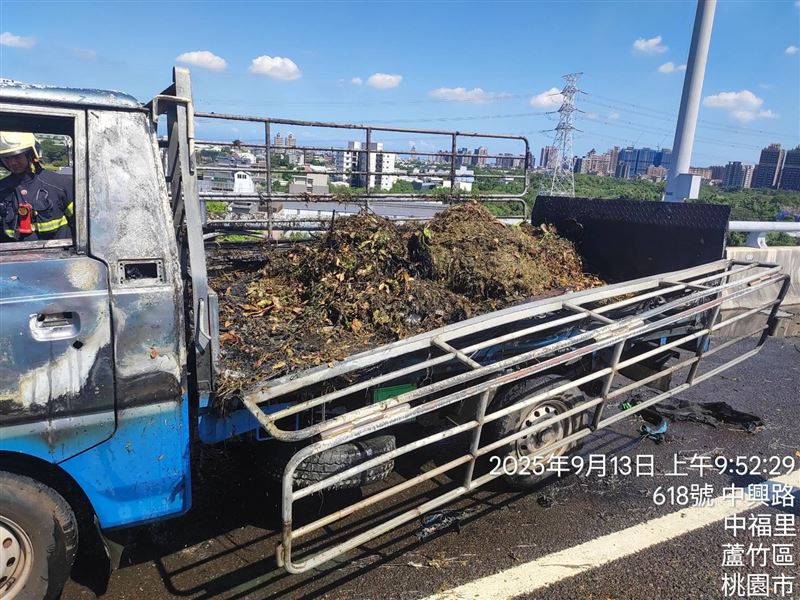 小貨車後車斗燃燒後的情形。（圖／翻攝畫面）
