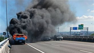國1南下桃園段火燒車　火煙狂竄畫面曝光