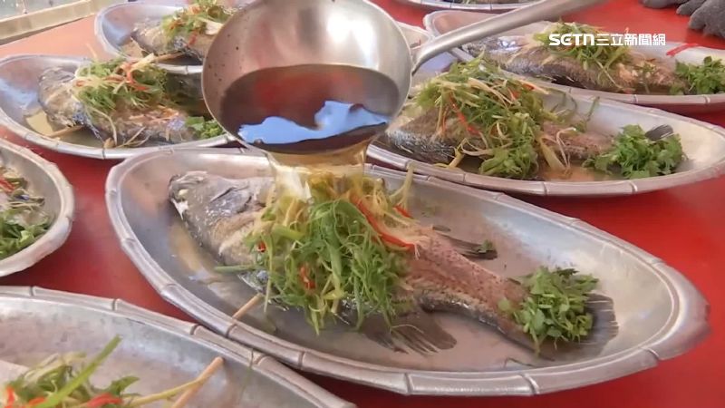 清蒸魚肉淋上麻油香味撲鼻，上頭青蔥為台中大安特色農產