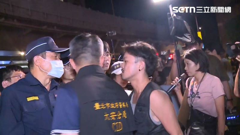 北市范男在公館圓環抗議現場毆打警員。（圖／翻攝畫面）