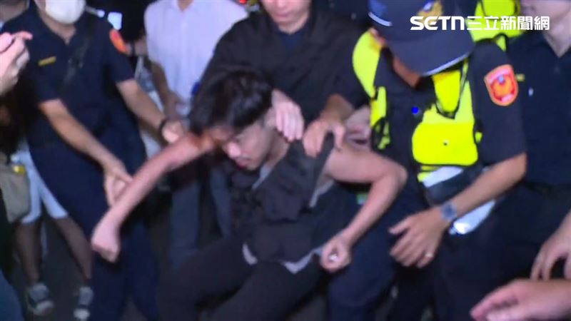 北市范男在公館圓環抗議現場毆打警員。（圖／翻攝畫面）