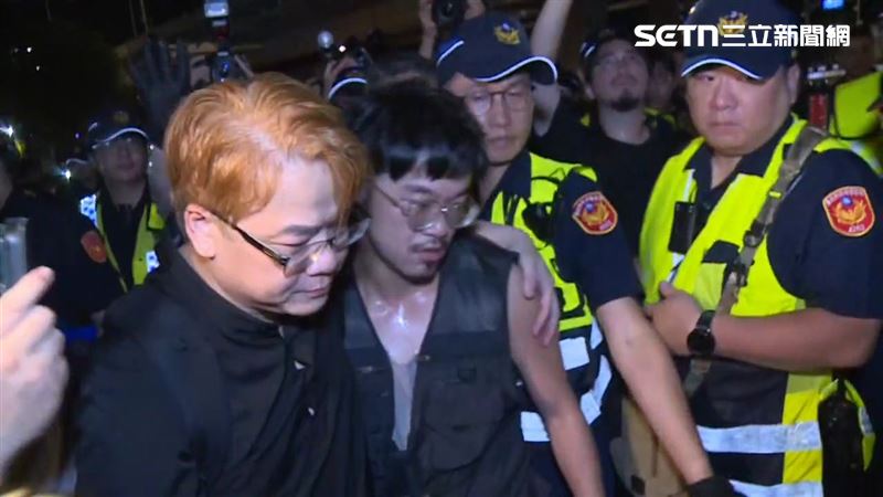 北市范男在公館圓環抗議現場毆打警員。（圖／翻攝畫面）