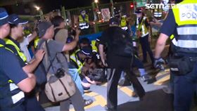 北市范男在公館圓環抗議現場毆打警員。（圖／翻攝畫面）