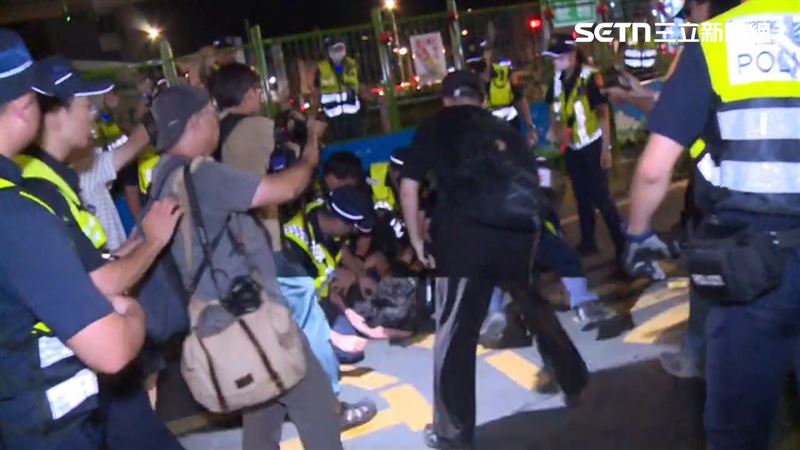 北市范男在公館圓環抗議現場毆打警員。（圖／翻攝畫面）