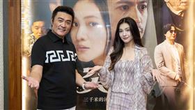 李㼈（左）與女兒李紫嫣共同演出電影《突破：三千米的泳氣》。（圖／星光瑞瑞提供）