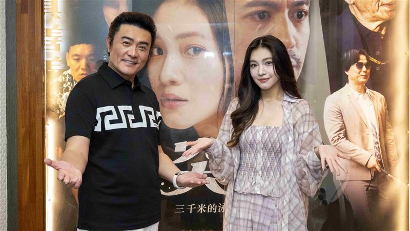 李㼈（左）與女兒李紫嫣共同演出電影《突破：三千米的泳氣》。（圖／星光瑞瑞提供）