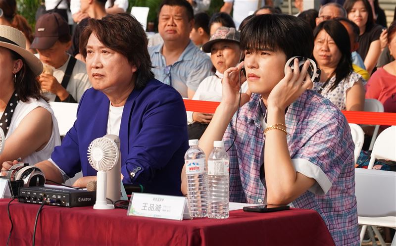 周治平（左）與王品澔擔任溫泉之聲水漾歌唱大賽評審。（圖／南投縣政府提供）