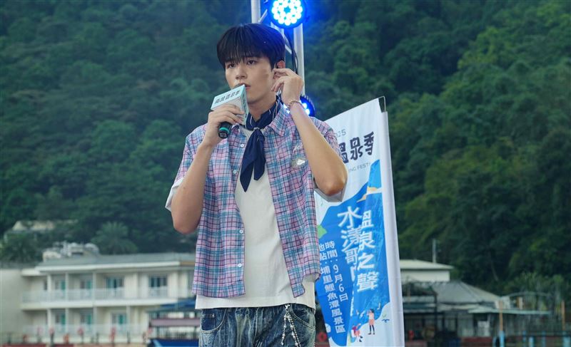 「南投溫泉之聲歌唱大賽活動大使」王品澔深情演唱。（圖／南投縣政府提供）