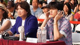 「南投溫泉之聲歌唱大賽活動大使」王品澔深情演唱。（圖／南投縣政府提供）