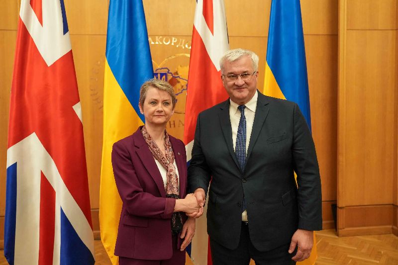 英國外交大臣古柏（左）日前在基輔與烏克蘭外交部長西比哈（右）會晤，近日計畫訪問中國。（英國外交部提供）