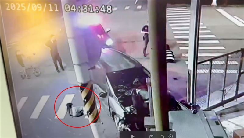 副駕駛座的林男用盡最後一絲力氣逃出車外，倒地捲曲哀嚎。（圖／民眾提供）