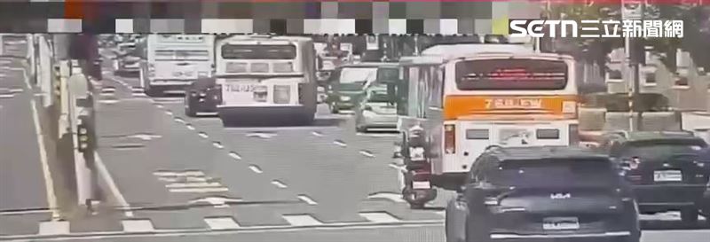 北市林姓司機駕駛公車擦撞郵務車，造成張姓郵差受傷送醫。（圖／翻攝畫面）