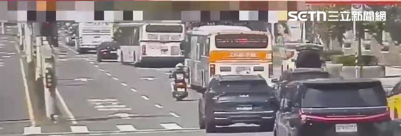 北市林姓司機駕駛公車擦撞郵務車，造成張姓郵差受傷送醫。（圖／翻攝畫面）